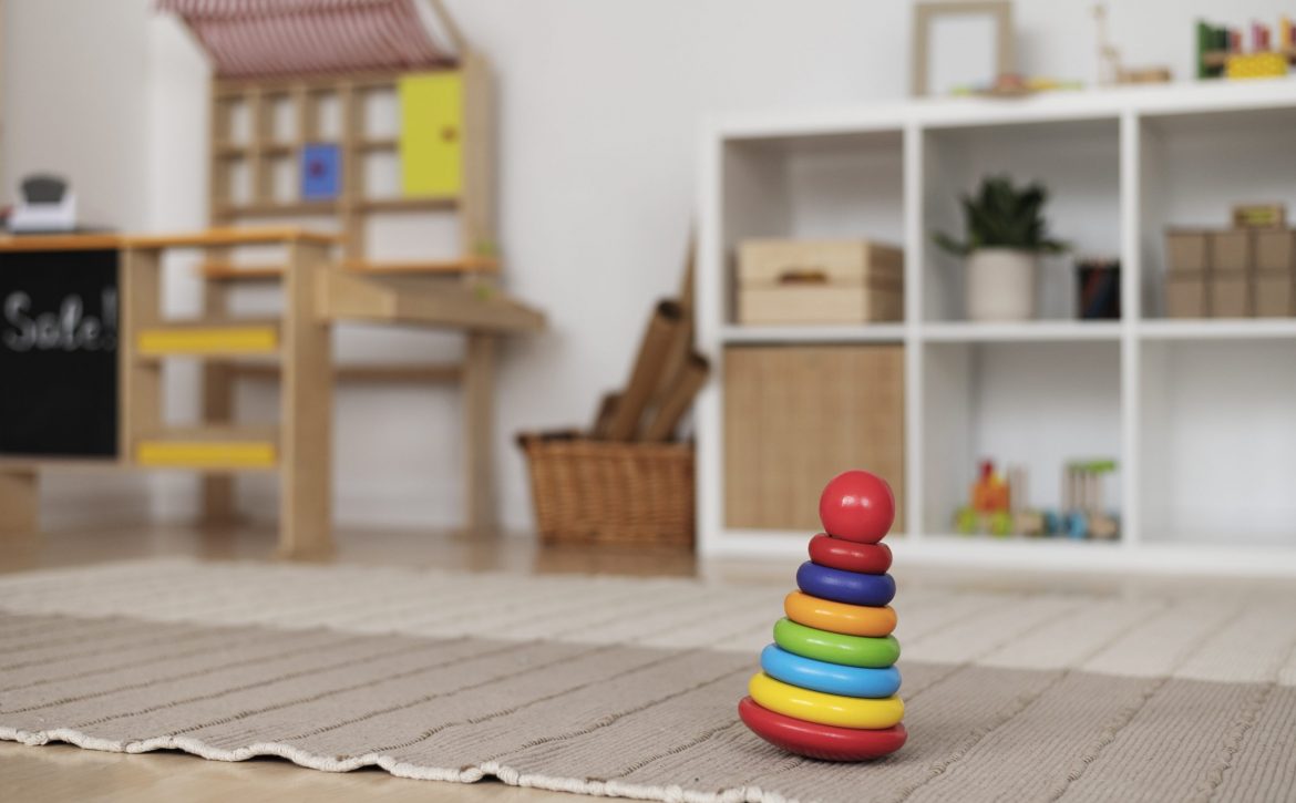 juguete-colorido-alfombra-casa