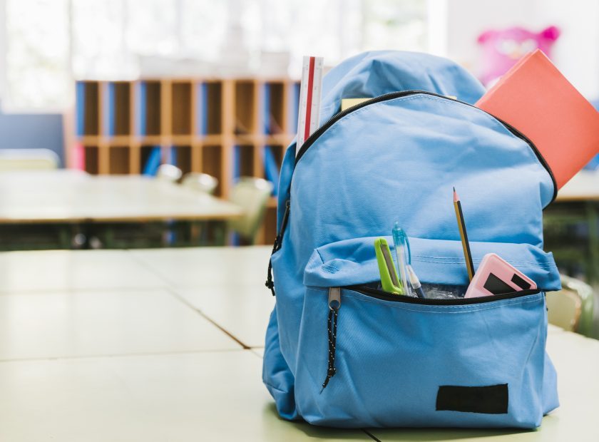 mochila-escolar-azul-sobre-mesa